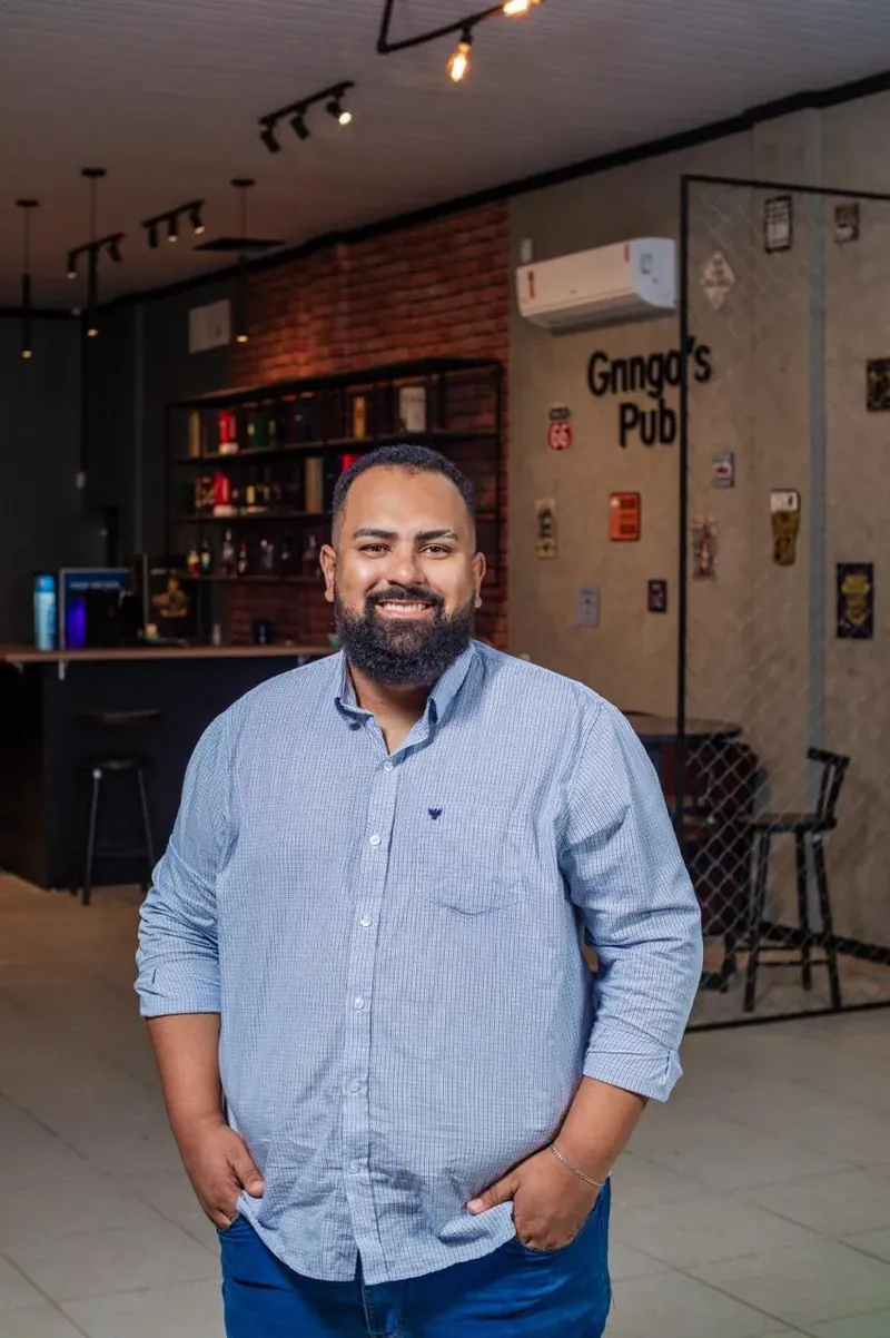 Rafael Sena, dono da Gringo's Barbearia, no pub da barbearia